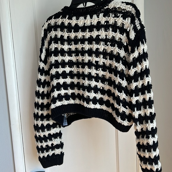 Black and off white crop sweater with pockets - Picture 2 of 3